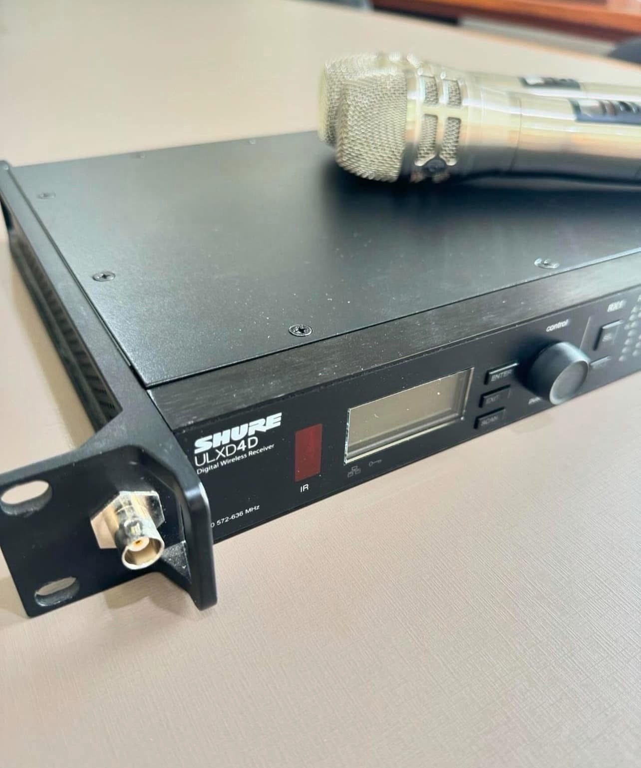 Shure ULXD4D receiver with KSM8 handheld microphones